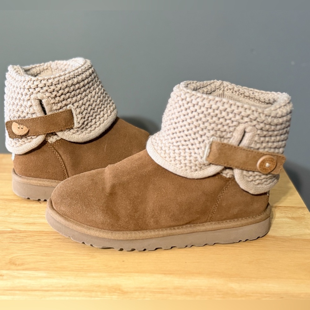 UGG Darrah classic mini boots. (Kids 4 women’s 6)